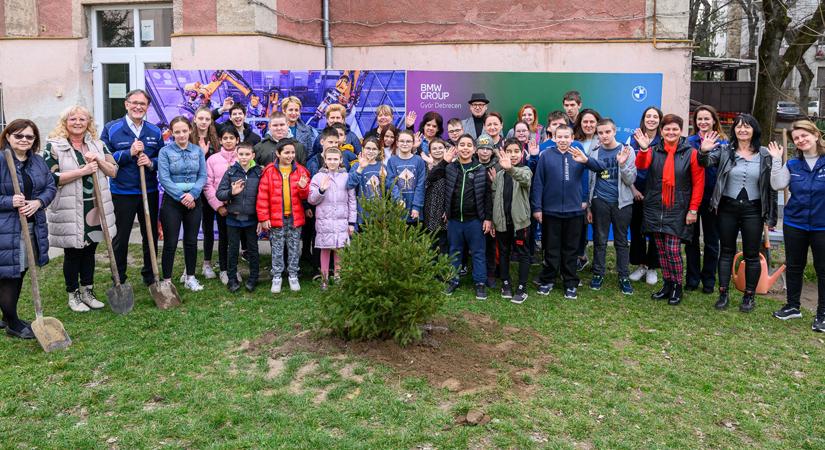 Gyerekekkel közösen ültettek fenyőfákat a BMW Group Gyár Debrecen munkatársai – fotókkal, videóval