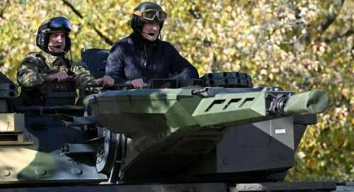 Honvédelmi miniszter: Teljes átfegyverzés történik minden haderőnemben