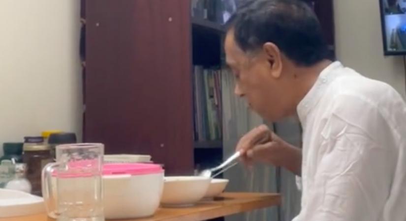 Amikor a lány rájött, miért eszik szívesebben egyedül esténként az apja, összetört a szíve - Videó