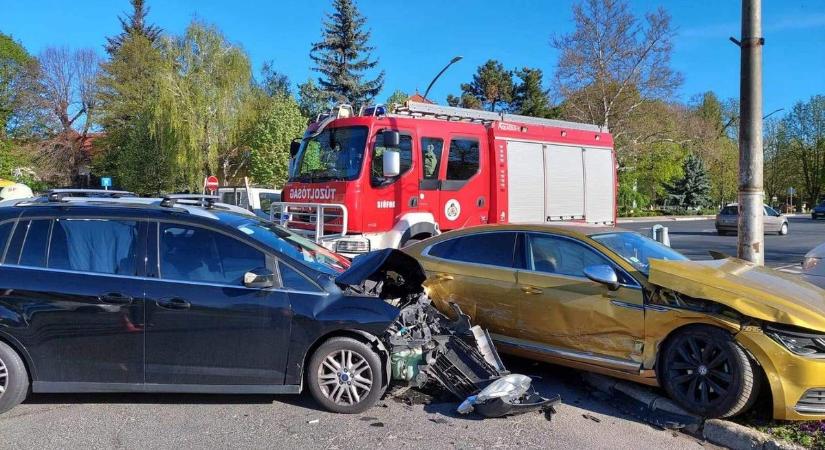 Két autó ütközött Balatonföldváron, az egyik sofőr megsérült