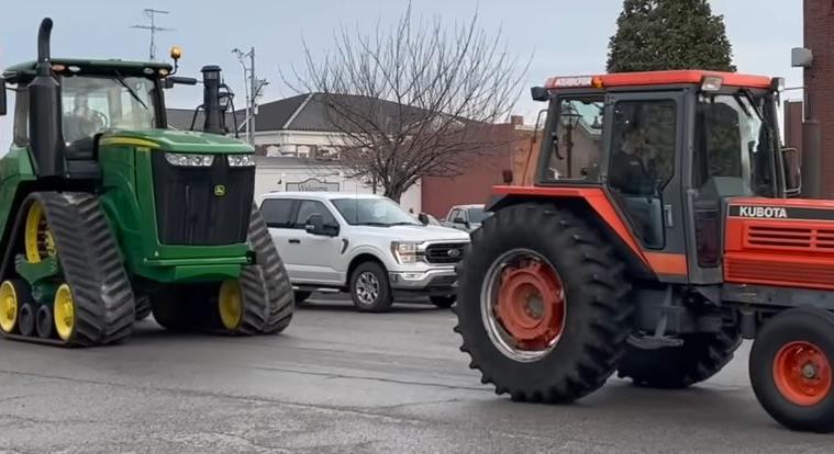 Traktorral a suliba – akár Magyarországon is követendő példa lehetne