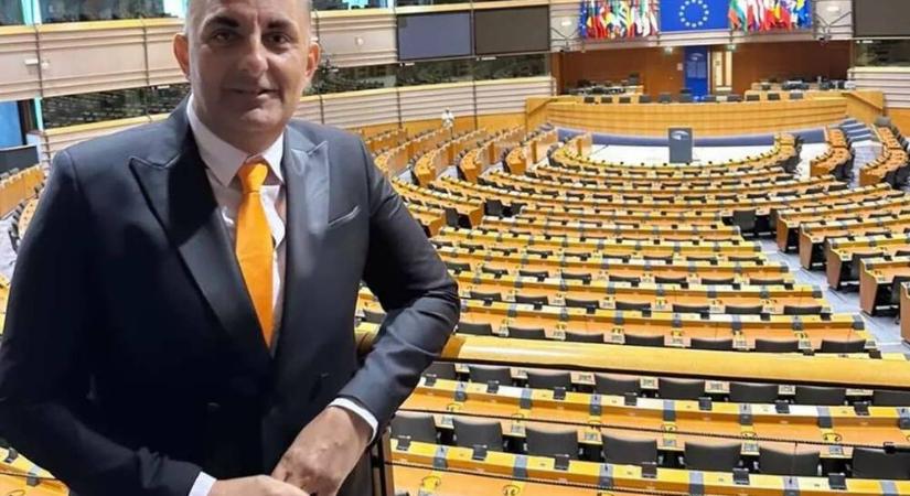 Gáspár Győző bevette az Európai Parlament töküres üléstermét