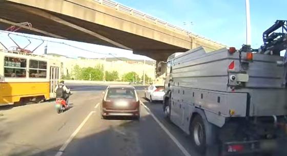 Videó: Nem sokon múlt, hogy végigtarolja a járműveket egy villamos a Flórián téren