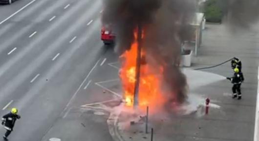 Hatalmas lángokkal égett egy kocsi a Váci úton, miután villanyoszlopnak hajtott – videó
