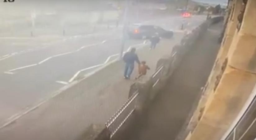 Rémisztő felvételen, ahogy elüt egy ötéves kislányt a járdára sodródó terepjáró