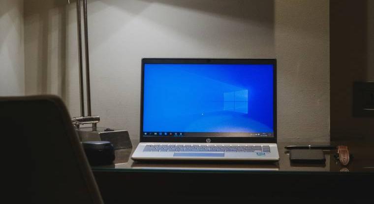 A Microsoft most azzal szekálja a Windows 10 felhasználókat, hogy vegyenek új számítógépet