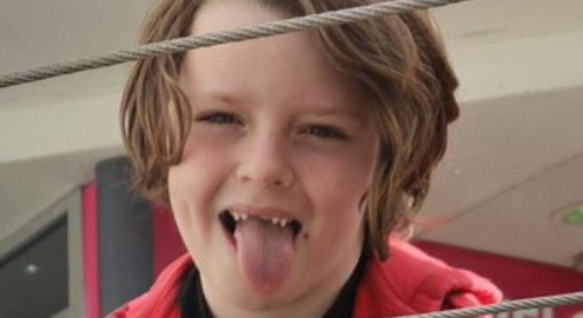 „A kis fénylő csillagom elment” - otthona mellett gázolták halálra a 8 éves kisfiút