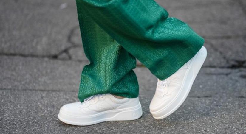 5 trendi tipp, hogyan viseld a fehér sneakeredet - Így dobhatod fel a hétköznapi összeállításaidat
