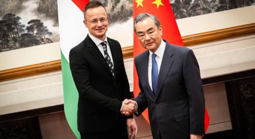 Szijjártó Péter a kínai külügyminiszternek: fel kell erősíteni a békepárti tábor hangját világszerte