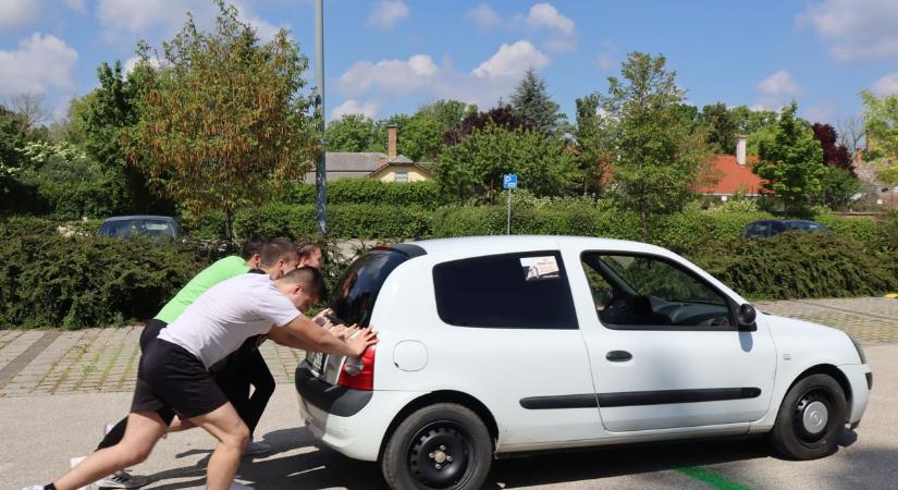 Autót is toltak a makói diákok – Fotók, Videó