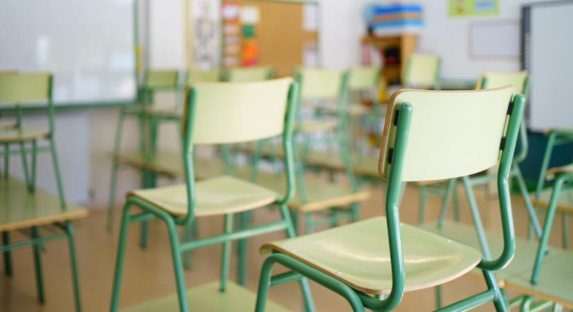 Vádat emeltek egy szolnoki diák ellen: székkel ütlegelte tanárát a fiatal fiú
