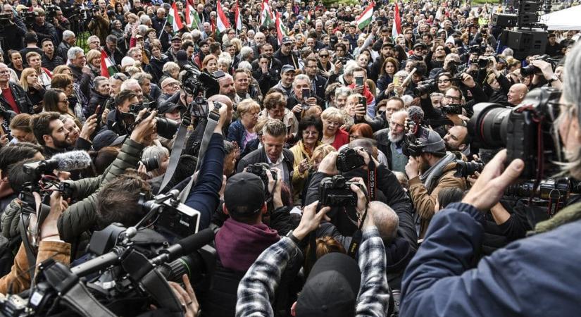 Több ezer emberrel tüntetett Magyar Péter a Belügyminisztérium előtt