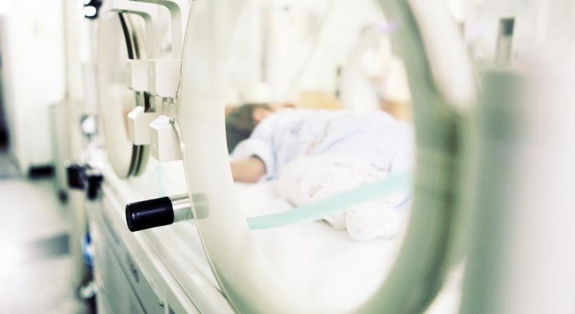 Kisbabát hagytak a hatvani kórház inkubátorában, nagyon szép nevet kapott
