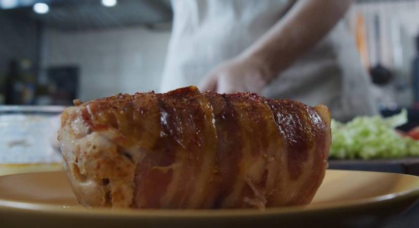 Sajttal töltött csirkemell ropogós baconbe tekerve: ezzel a módszerrel minden sült finomabb lesz