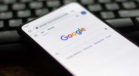 A vád: a Google addig csavarja a keresőjét, amíg abba tönkremennek mások