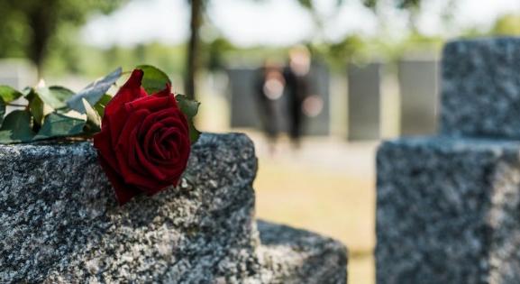 Sokkolóan drágul a temetés Magyarországon - meghökkentő listát találtunk