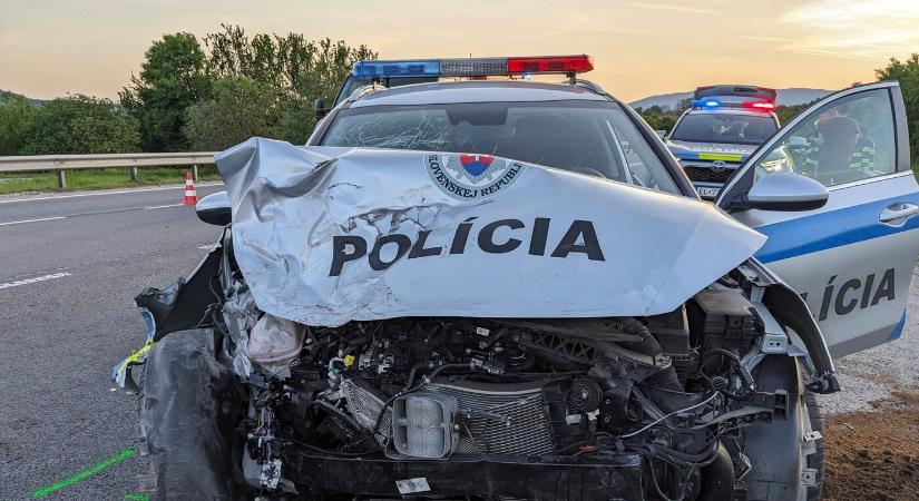 BALESET: Frontálisan rendőrkocsinak ütközött autójával egy idős sofőr (FOTÓK)
