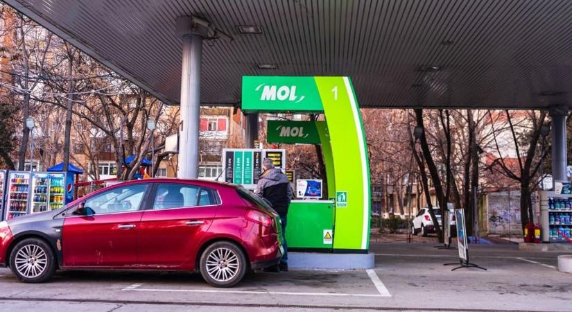 Ki hitte volna: a Moltól a Shellig egyik percről a másikra vaskos üzemanyagár-csökkentést hajtottak végre a magyar benzinkutak