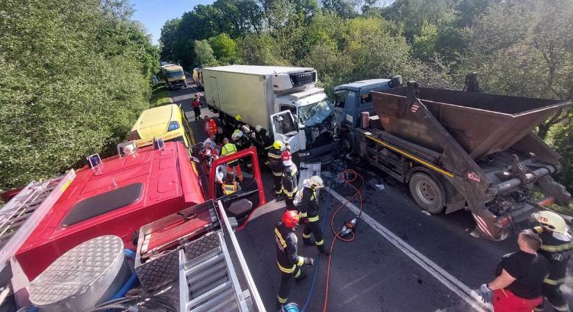 Helyszíni fotók: két teherautó ütközött Oroszlány és Környe között