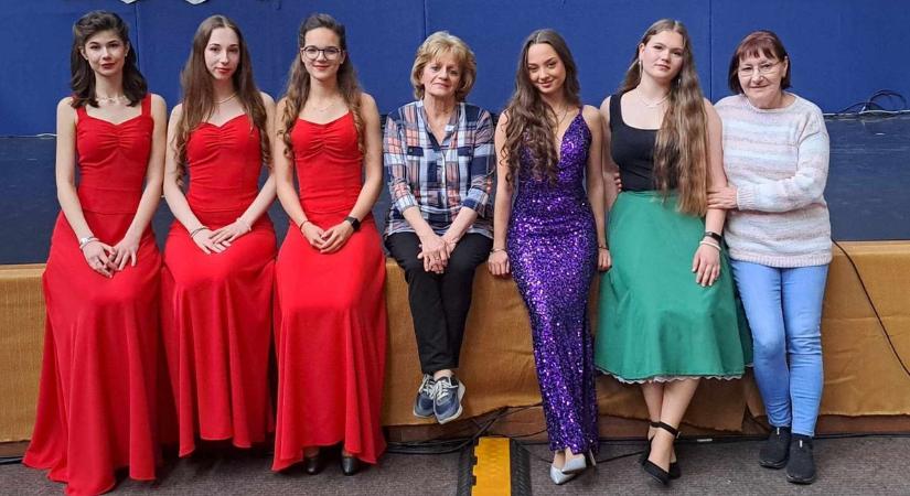 Szekszárdi és tolnai iskolások a keszthelyi Helikon versenyen