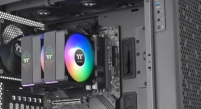Karácsonyfaként világíthat a Thermaltake új CPU-hűtője