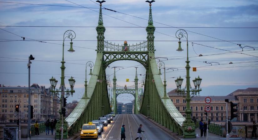 Valaki felmászott a Szabadság hídra és éppen onnan szemléli Budapestet