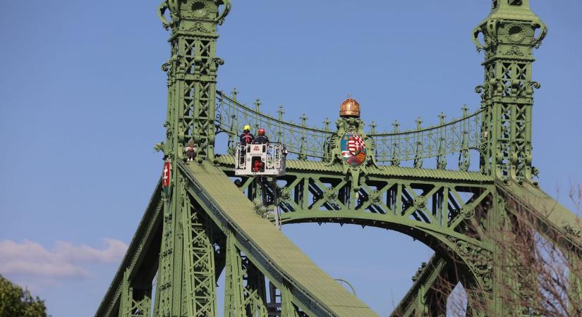 Drámai helyszíni fotók: a tűzoltók hosszasan küzdöttek a Szabadság hídra felmászott nőért