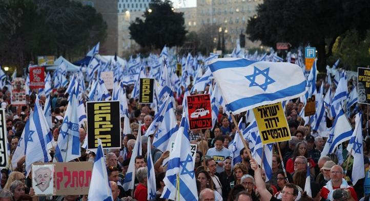 Ezrek tüntettek Tel-Avivban a túszok szabadon engedéséért