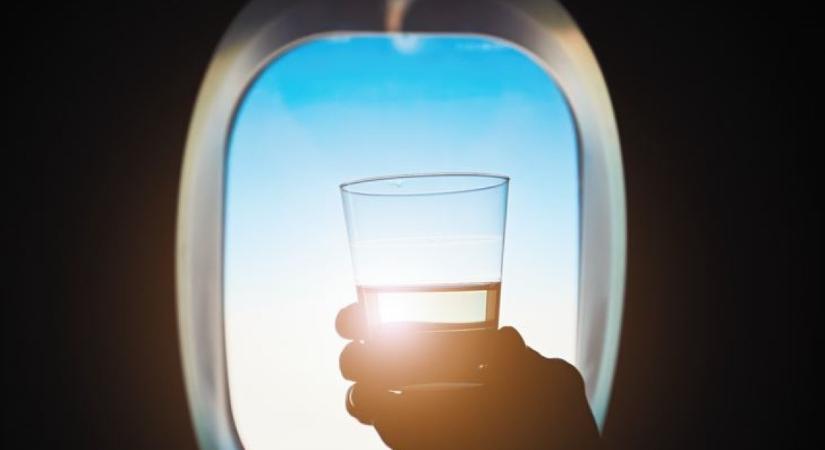 Ennek az italnak teljesen más az íze, ha repülőn isszuk: hihetetlen, mi okozza