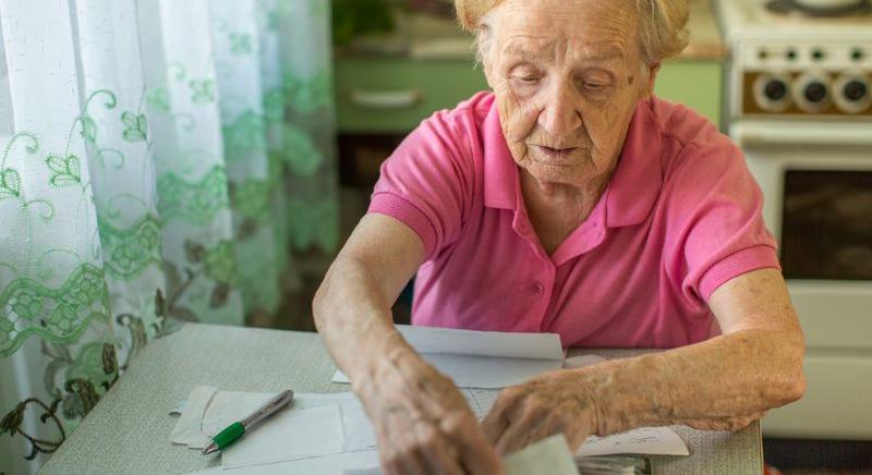 Jöhet a 70 éves nyugdíjkorhatár – Elszegényednek az idősek, kénytelenek visszaállni a munkába