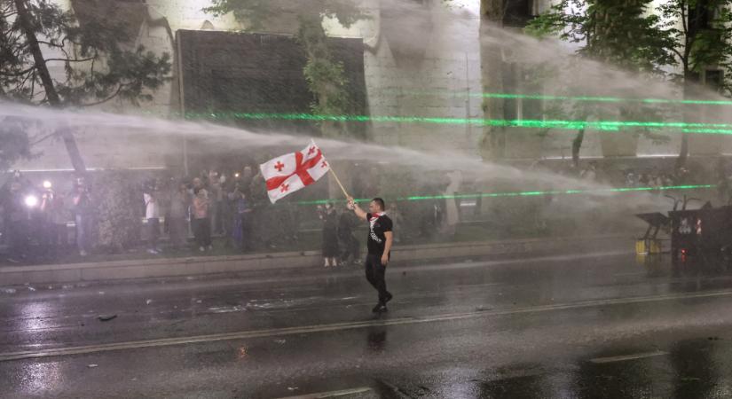 Könnygáz, vízágyú és tömeges letartóztatások a tbiliszi tüntetéseken