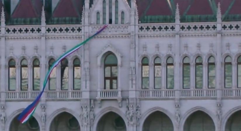 20 méteres uniós zászlót lógatott ki a Momentum a parlament ablakából