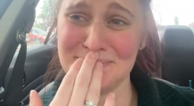 Üzenetet kapott a kávézó alkalmazottja a vendégtől: nem véletlenül eredtek el a könnyei - Videó