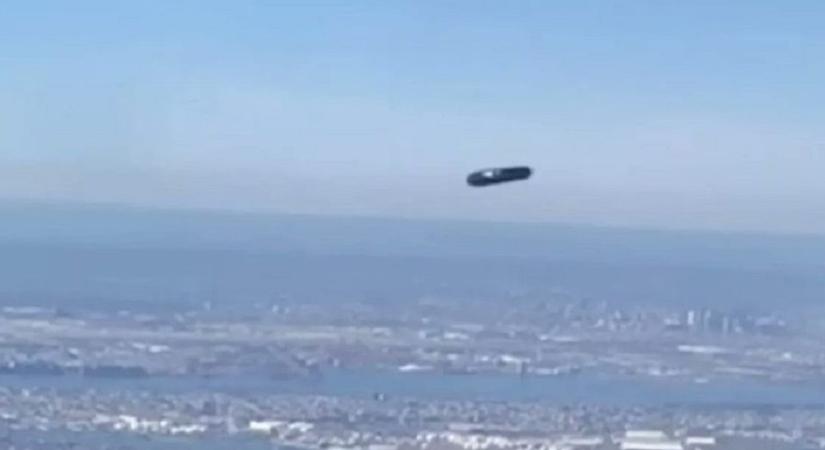 Henger alakú UFO-t pillantott meg a megrémült anya a repülőgép ablakában