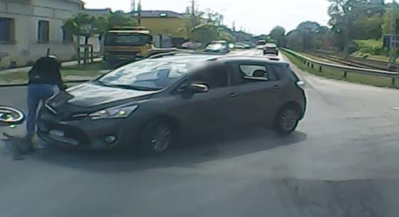 Videón egy tipikus baleset, ami a motorosokkal történik
