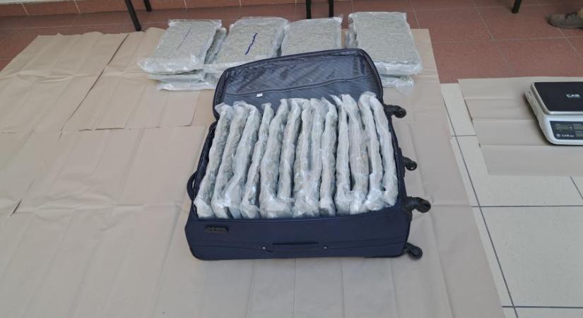 Marihuána érkezett Madridból a ferihegyi repülőtérre, a címzettnél talált adagokkal együtt félmázsányi a drogfogás