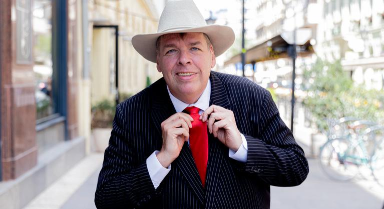 Tíz kiló vörös nyakkendő és texasi kalap – így kampányol a belvárosban Schmuck Andor