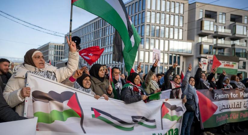 Rendőrökre támadt a Palesztina-párti tömeg Berlinben