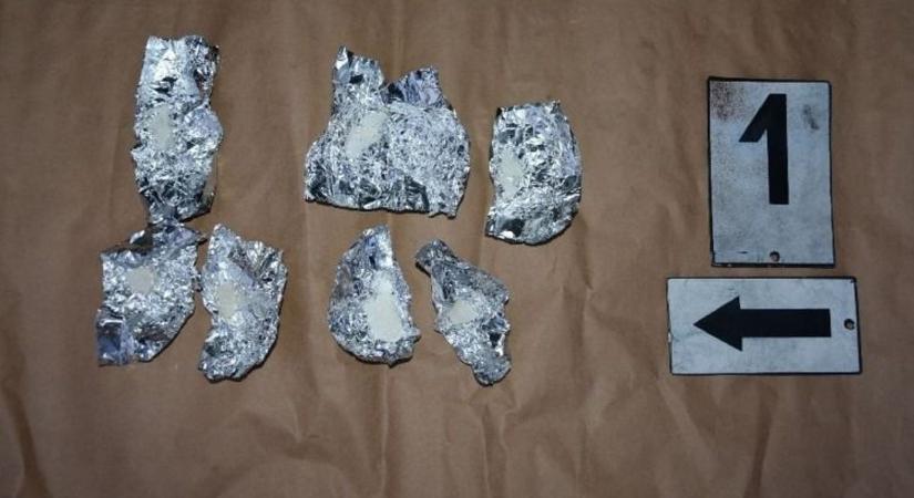 Alufólia pakkokba porciózta a kristályt a kábítószerkereskedő