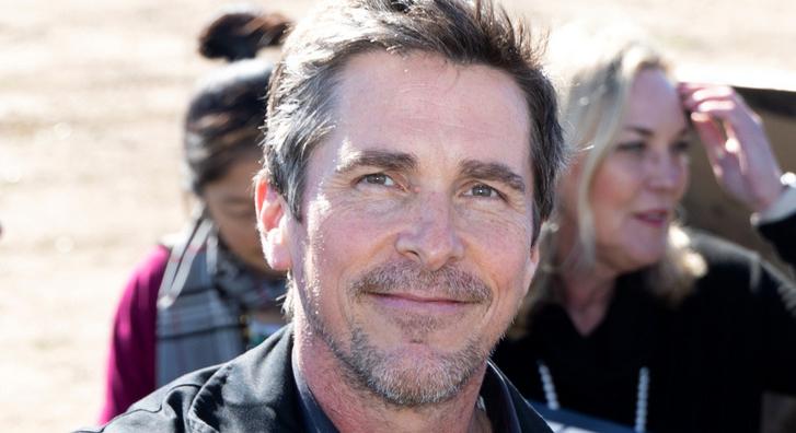 Kopaszra borotválta a fejét Christian Bale, alig lehet ráismerni a színészre
