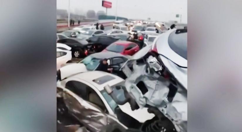 Ilyen, amikor több mint 100 autó rohan egymásba – VIDEÓ
