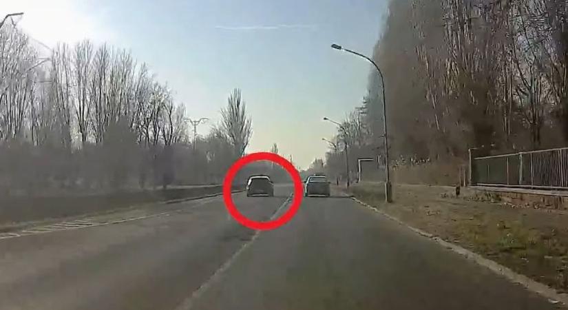 Gátlástalanul előzgető sofőrt kapcsoltak le a rendőrök Balatonalmádinál (videó)