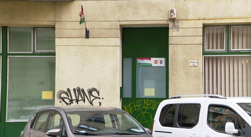 Megrongálták a 9. kerületi Fidesz iroda bejáratát  videó