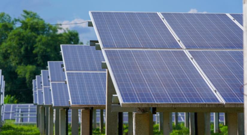Késik a fizetés a csornai napelemgyárban