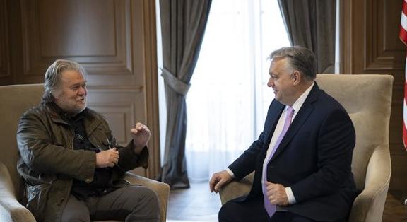 Trump elítélt korábbi főtanácsadójával találkozott Orbán Viktor