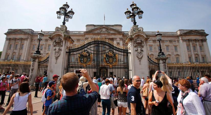 A Buckingham-palota kapujának hajtott egy autó  videó