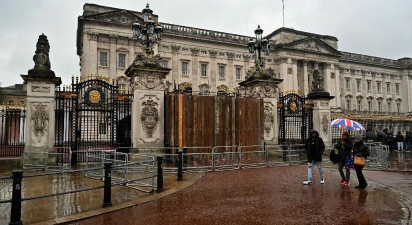 A Buckingham-palota kapujának hajtott egy autó  video