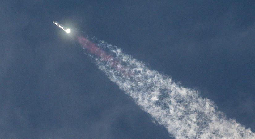 Feljutott az űrbe a SpaceX óriásrakétája, végül az Indiai-óceán felett semmisült meg