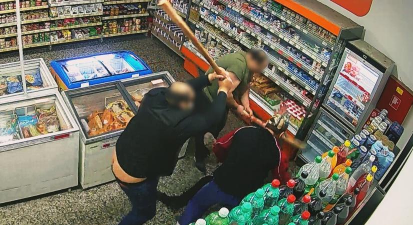 Brutális támadás: gumibottal és falecekkel vertek félholtra egy férfit az élelmiszerboltban