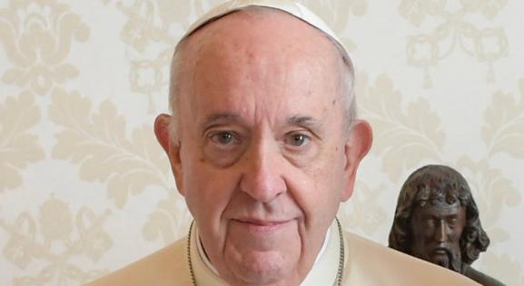 Ferenc pápa önéletrajzában az őt ért kritikákra is reagál